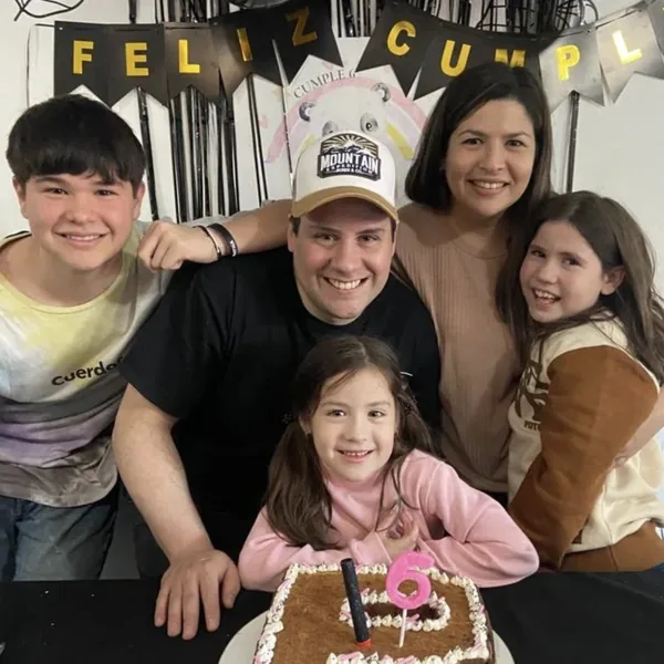 Yami y Will Trucchia con su familia, coordinadores en El Quemadero.
