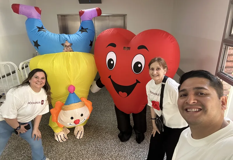 El equipo del hospital con dos disfraces, un payaso y un corazón, antes de recorrer las salas.