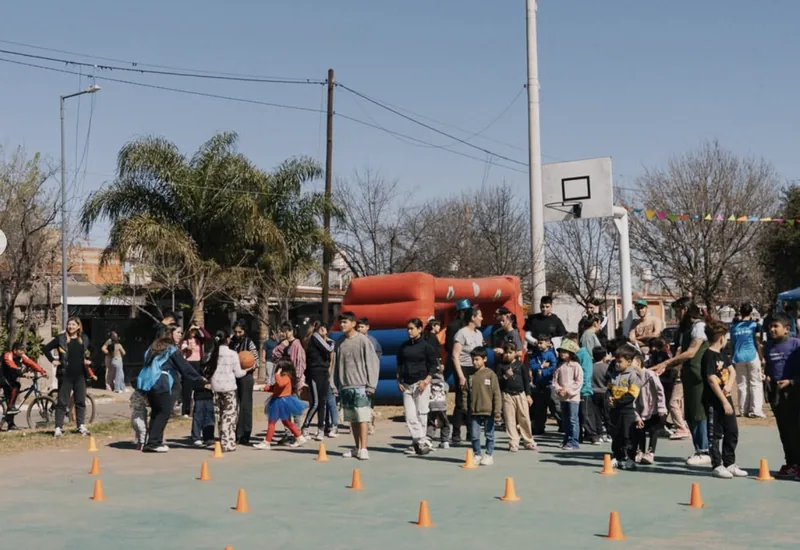 Niños y familias en la canchita del barrio durante el festejo del Día del Niño en El Quemadero.